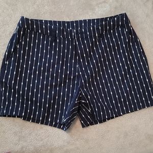 Navy blue/ whilt stripped shorts